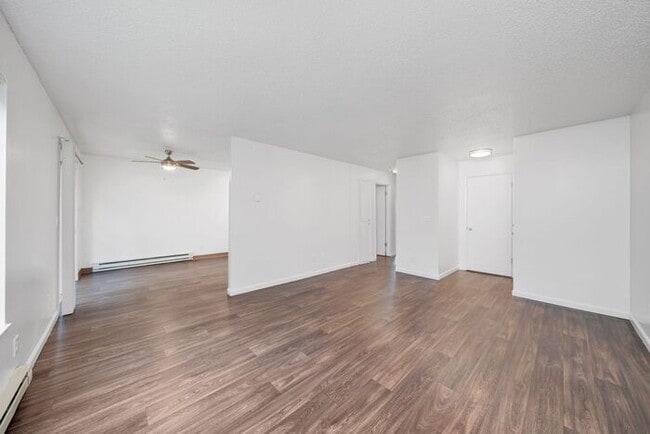 Building Photo - 2 bedroom Available! Pets OK! END OF SUMME...