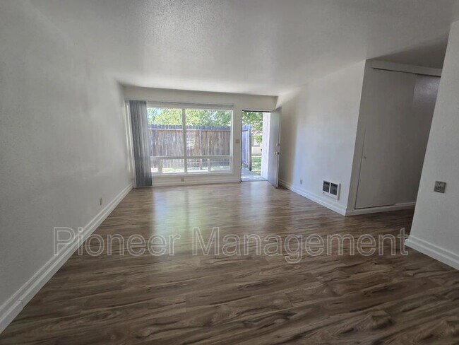 Foto del edificio - 807 NE Alameda Ave