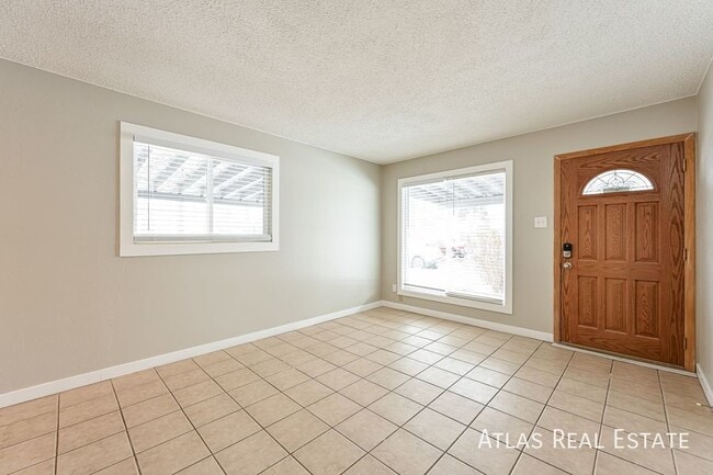 Building Photo - 916 Victor St