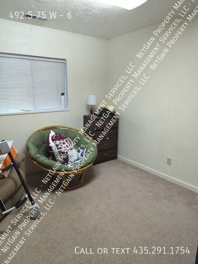 Building Photo - 2 Bedroom Apartment