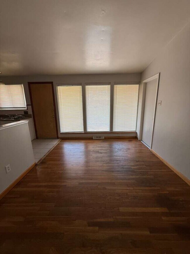 Foto del edificio - "Charming 3-Bed, 1 bath Sanctuary on Hallstead Drive - A Cozy 1189 Sq. Ft. Gem in St. Louis!"  No...