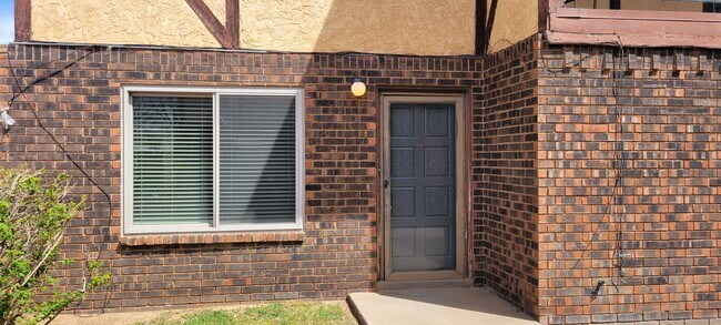 Building Photo - COLONIAL PARK LUXURY CONDO TOTAL UPDATED
