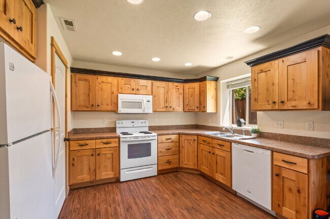 Foto del edificio - For Rent – Lower-Level Duplex in Sheridan