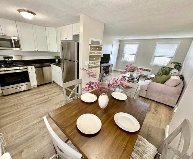 Photo - 100 Shawomet Ave (Somerset, MA) Apartment