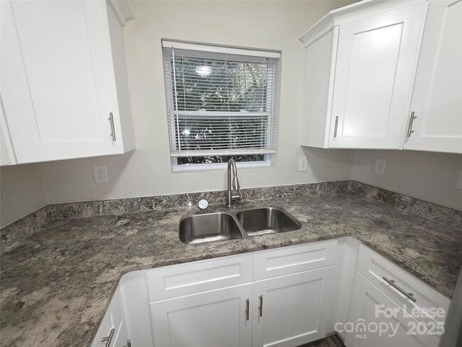 Building Photo - 3136 Creighton Dr