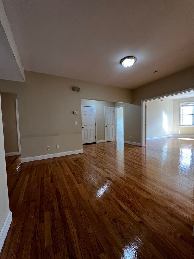 Building Photo - Large 4 bedroom unit right next to BU!