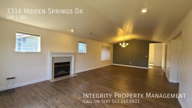 Foto del edificio - 3316 Hidden Springs Dr