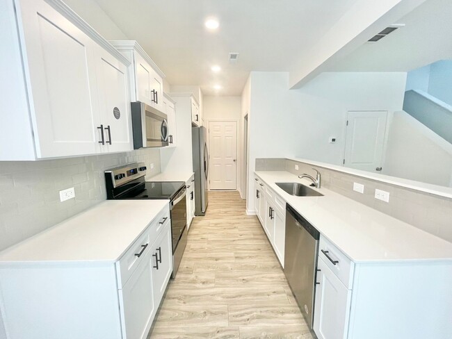 Building Photo - 3 Bedroom paired home with 2 car garage mi...