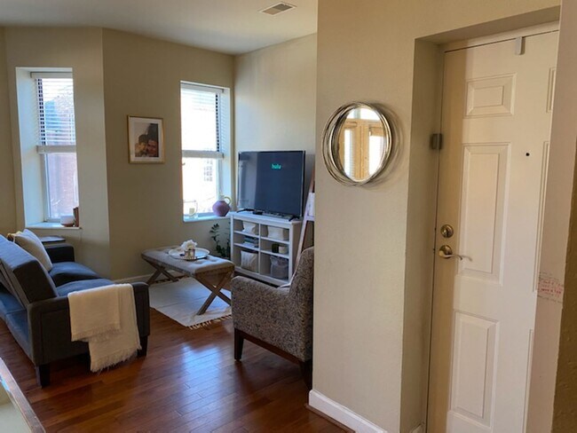 Foto del edificio - 627 Clara Ave