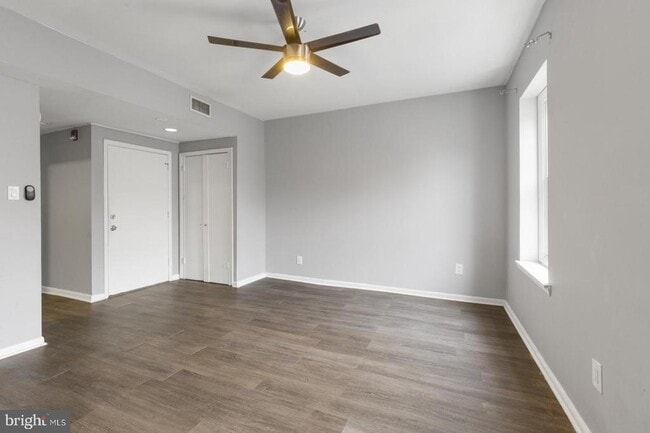 Building Photo - 160 Richmond St