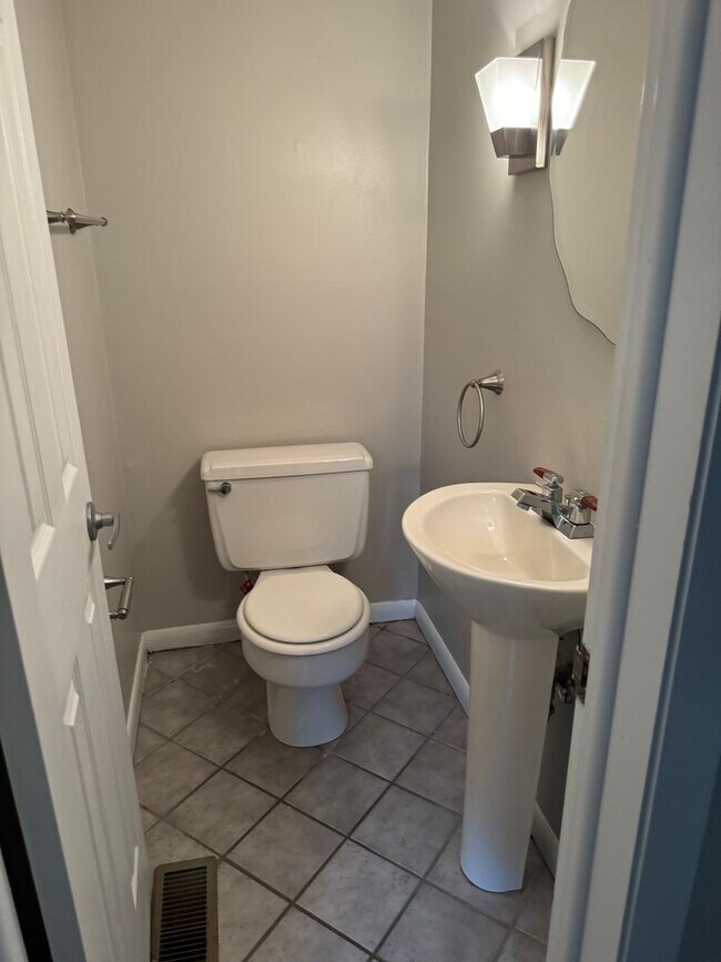 Foto del edificio - Two Bedroom Apartment for Rent - Marble Cliff/Grandview