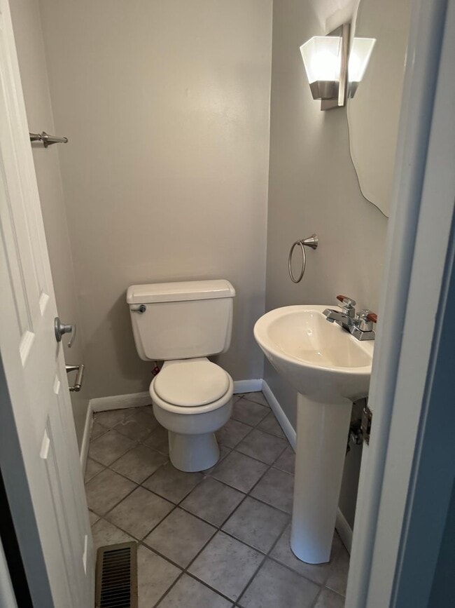 Building Photo - Two Bedroom Apartment for Rent - Marble Cliff/Grandview