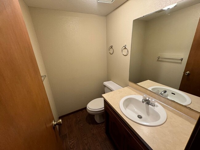 Building Photo - 2 bedroom 1.5 bath home in a great location!