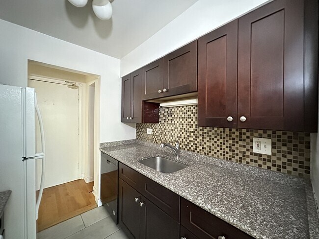 Foto del edificio - 3710 N Pine Grove Ave