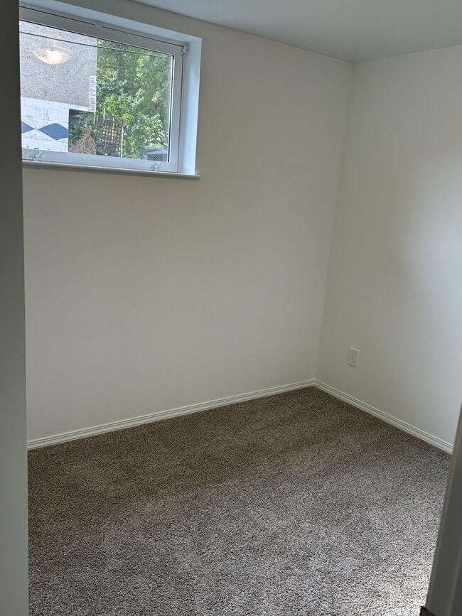 Building Photo - 11935-11946 46 St NW