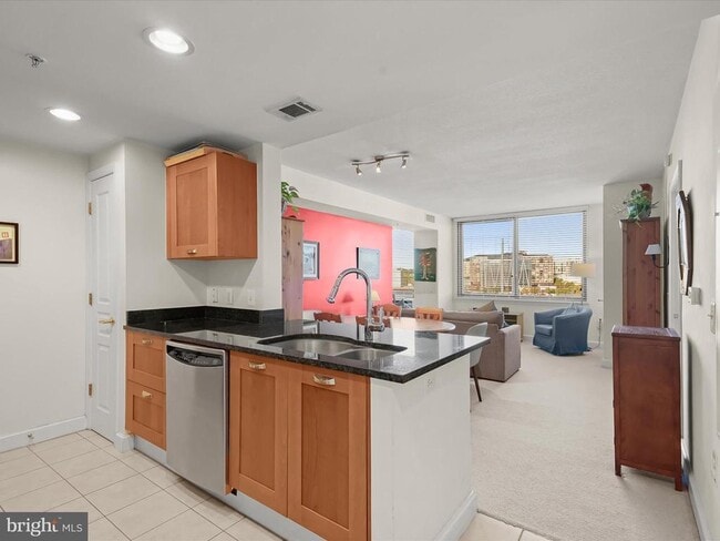 Foto del edificio - 2451 Midtown Ave