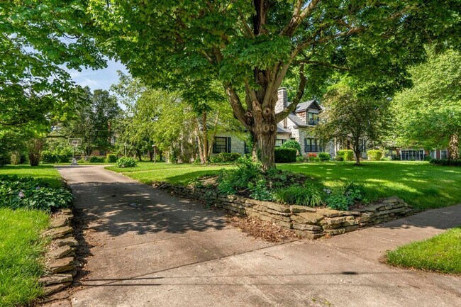 Building Photo - Beautiful 4 bedroom home in University Heights! Don't miss this one!