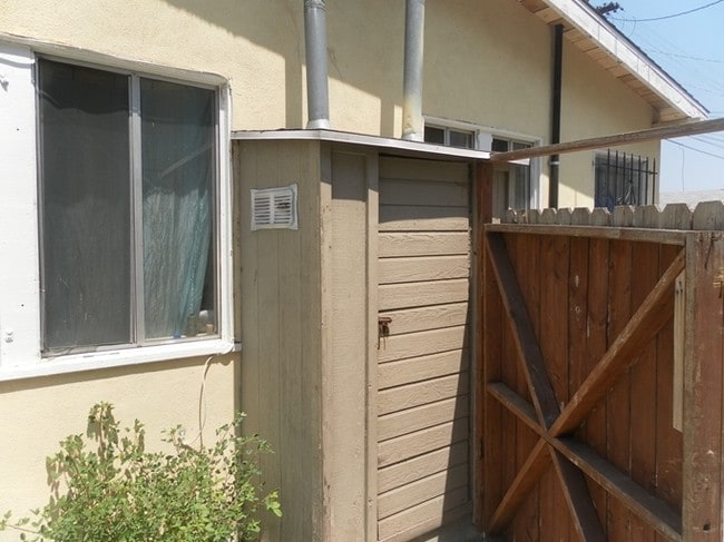 Building Photo - 401-405 Park Front Walk