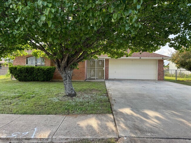 Building Photo - $500 GIFT CARD with 1 yr lease!!