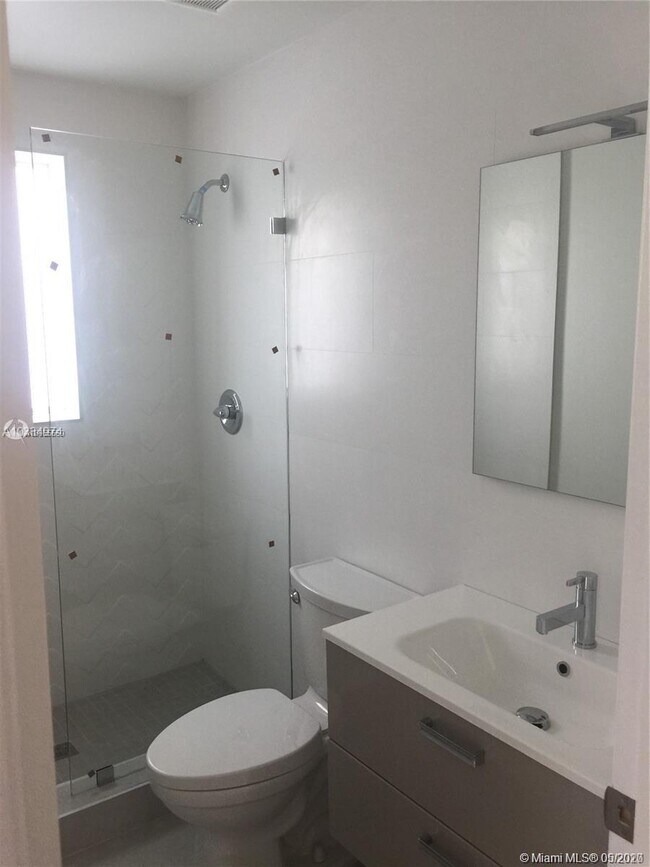 Foto del edificio - 245 NE 33rd St