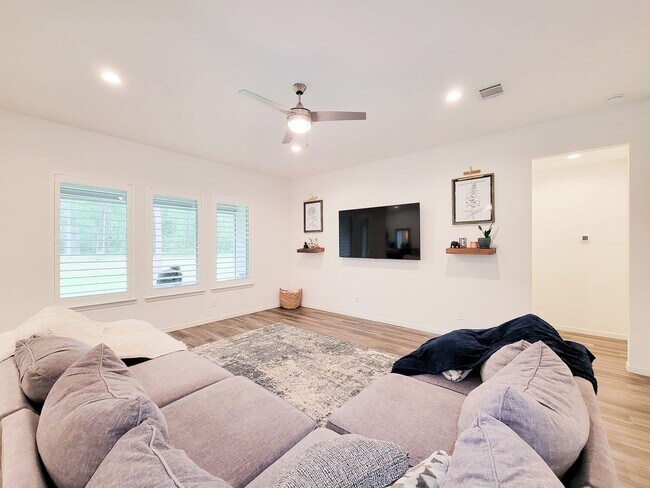 Foto del edificio - BEAUTIFUL 4 BEDROOM 2 BATH HOME WITH ALL THE UPGRADES ON 1 ACRE LOT IN NEW WAVERLY, TEXAS