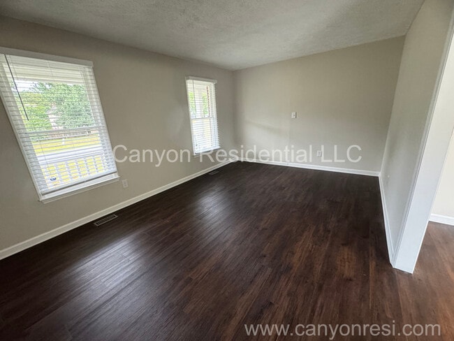 Foto del edificio - 6615 Burgenfield Dr