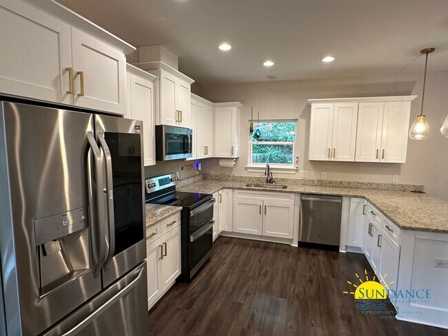 Building Photo - Stunning 3 Bedroom Home in East Navarre!