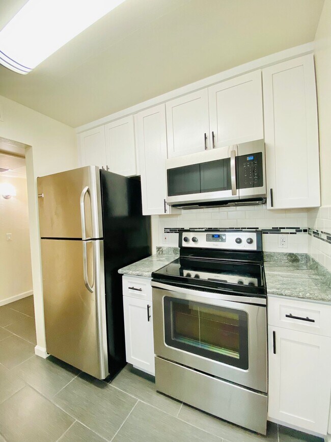 Cocina, estufa, refrigerador - 350 N Civic Dr
