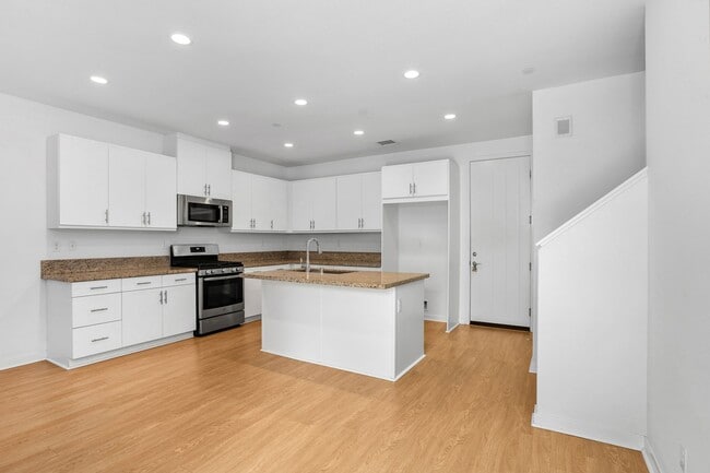 Building Photo - Beautiful Townhome in Desirable Neighborhood!