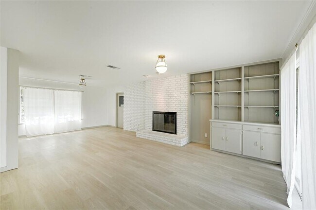 Building Photo - 5603 Ridge Oak Dr
