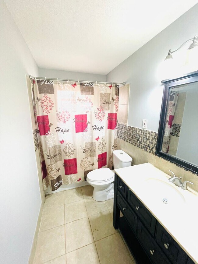 Foto del edificio - ** 3 Bed 1 Bath located off Woodley Road *...