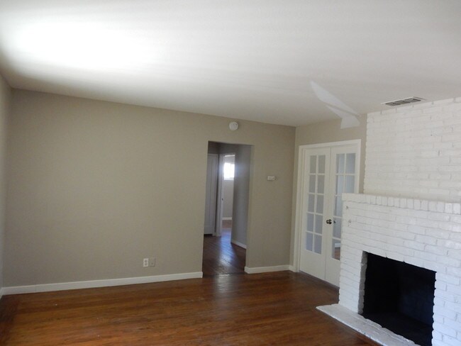 Building Photo - 3232 Montclaire St