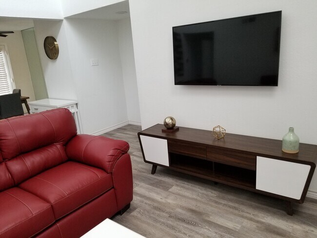 Foto del edificio - 5750 Phoenix Dr