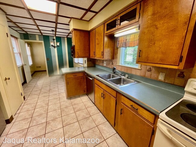 Building Photo - 5 br, 2 bath House - 1526 Royce Ave