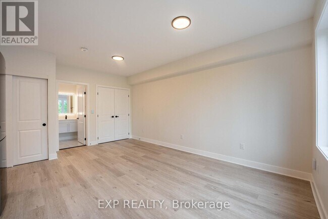 Building Photo - 360-360 Lacasse Ave