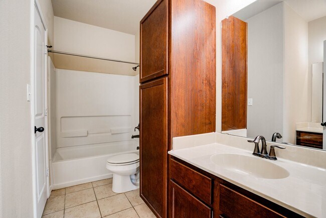 Building Photo - AVAILABLE NOW! NICE 3 BEDROOM DUPLEX LOCAT...