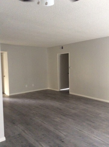 Building Photo - 521 N Flores St