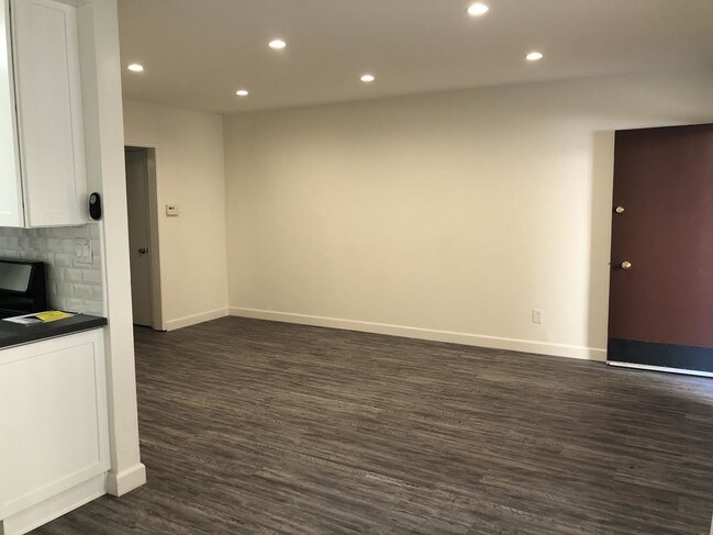 Building Photo - 7518 Lexington Ave
