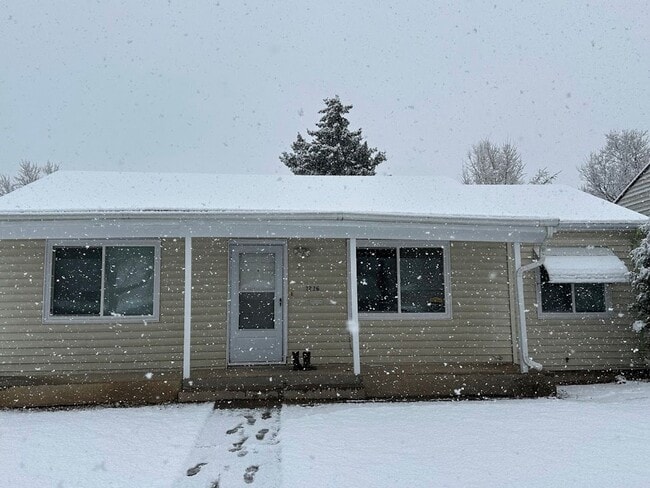 Spacious 4 Bedroom Home | 2 Living Rooms | Large Fenced Yard | 1,700+ Sq Ft - Spacious 4 Bedroom Home | 2 Living Rooms | Large Fenced Yard | 1,700+ Sq Ft