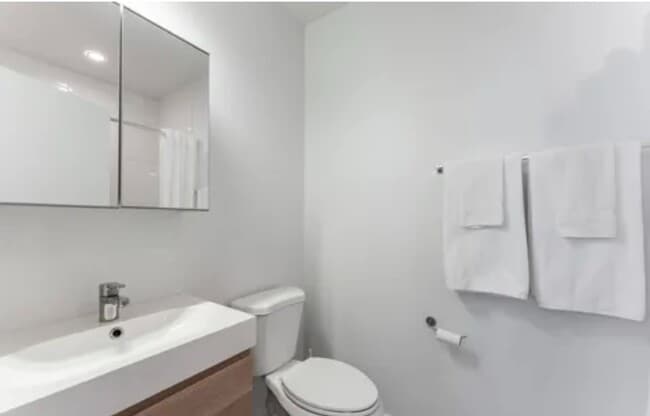 Building Photo - Quaint 2 Bed 2 Bath available in the Uptown area