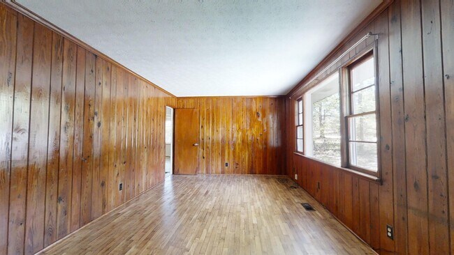 Building Photo - 1021 Borton St