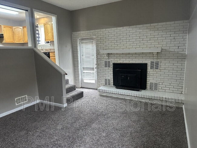 Building Photo - 2102 Cypress Dr