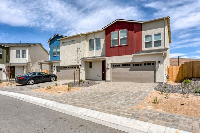 Foto del edificio - Fully Furnished Modern Townhome with Flexible Leases and All Utilities Included