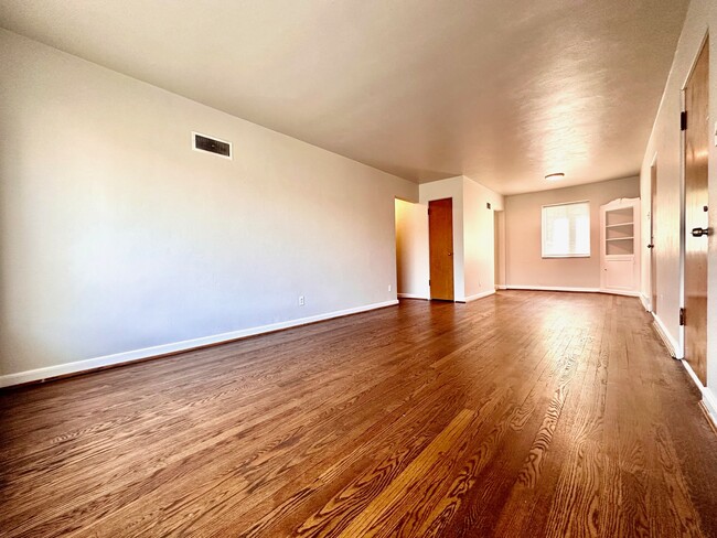 Building Photo - 5944 Nagel Ave