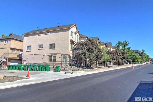 Building Photo - Rare Midtown Opportunity. Available in August