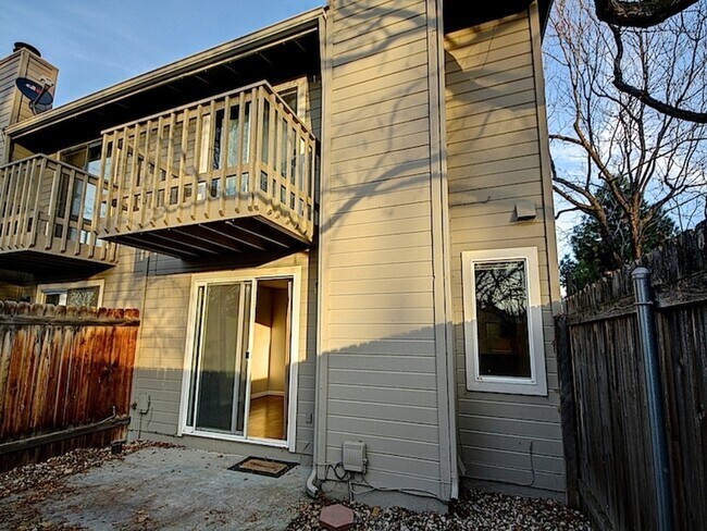 Building Photo - MOVE IN SPECIAL: 1/2 OFF FIRST MONTH'S REN...