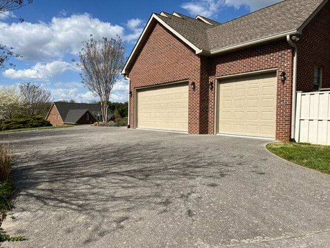 Building Photo - 2224 Monticello Dr
