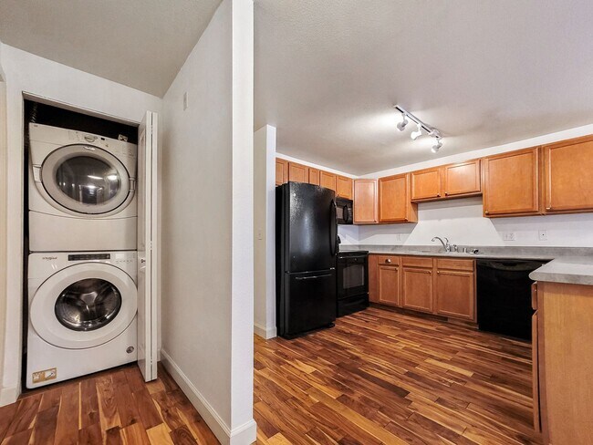 Photo - Modern Top-Floor 2BR/2BA Near Downtown Iss... Apartment