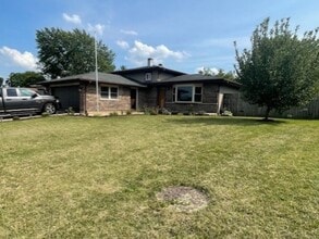 Building Photo - 647 W Stearns Rd