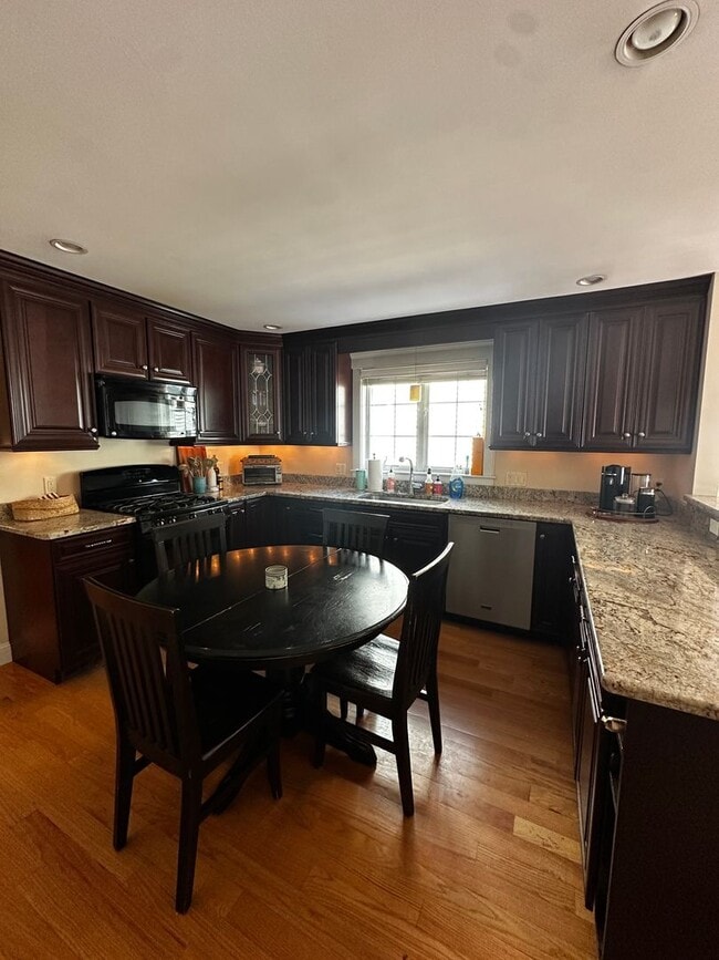 Spacious 3 Bed 2.5 Bath Single-Family Home... - Spacious 3 Bed 2.5 Bath Single-Family Home...